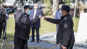 Maldonado saluda a la jefa Chimenti con un puño. Lo acompaña en la UR II, Sebastián Igonet.