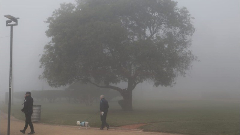 La niebla cubrió el Monumento este domingo a la mañana.