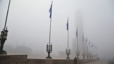 La niebla cubrió el Monumento este domingo a la mañana.