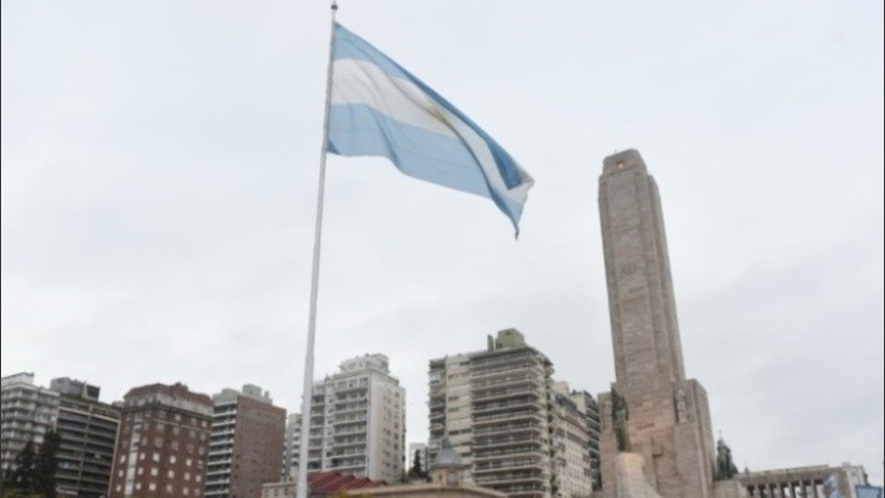 El izamiento este domingo por la mañana en el Monumento.