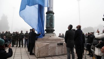 El izamiento este domingo por la mañana en el Monumento.