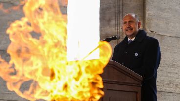 El gobernador de Santa Fe Omar Perotti en el acto por el Día de la Bandera.