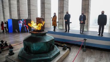 El acto central en el Monumento rosarino.