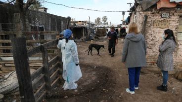 Las calles de Cabin 9 son recorridas por los profesionales de salud. Invitan a los vecinos a anotarse para vacunarse.