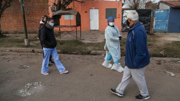 La recorrida por las calles de Cabin 9 del personal de salud.