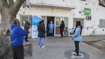 Un grupo de personas espera frente al Centro de Salud para vacunarse.