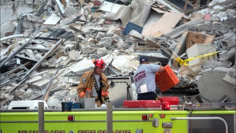 Los servicios de emergencia y rescatistas trabajan en el lugar