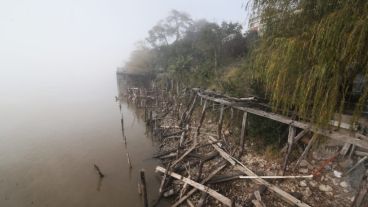 Hay peligro de derrumbes a lo largo de toda la costa por la bajante