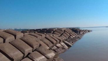 Manta geotextil que recubre el túnel subfluvial, a la vista debido a la bajante.