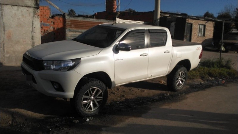 La camioneta que cometió la infracción, donde llevaban el arma.