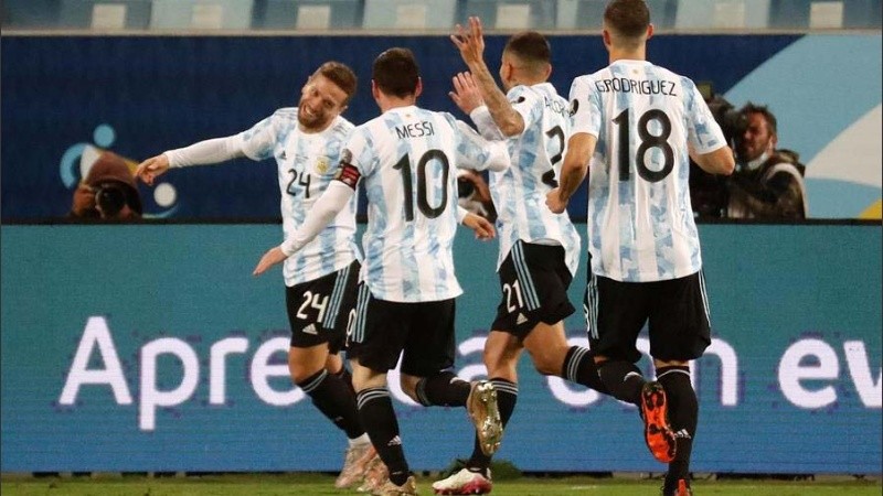 Papu Gómez festeja la apertura del marcador con Messi, quien le dio un gran pase.