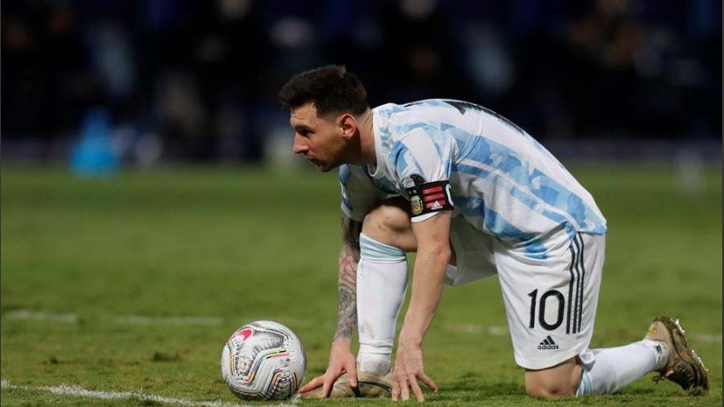 Leo se prepara para ejecutar el tiro libre que terminó de liquidar el partido.