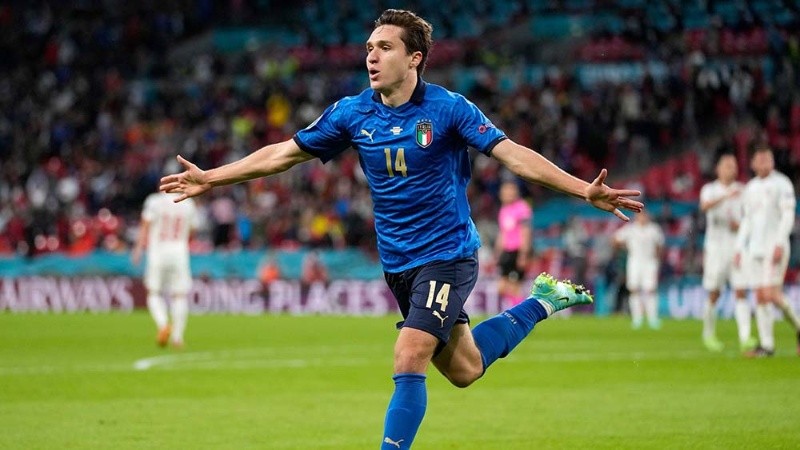 Federico Chiesa festeja el golazo que le daba la ventaja parcial a Italia.