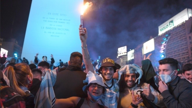 El centro porteño explota de fanatismo por Argentina Campeón. 