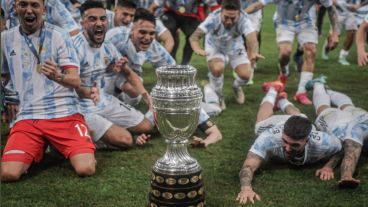 La "vieja guardia" de la selección argentina saludó a los flamantes campeones de la Copa América 2021.