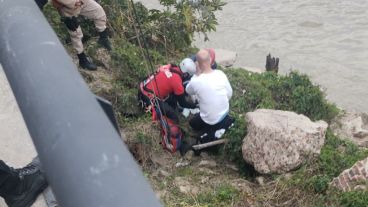 Jorge, el valiente que se arrojó al agua sufrió una fractura expuesta.