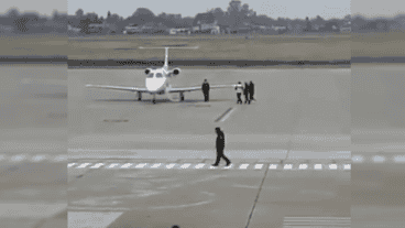 La imagen de Messi con su padre al abordar el avión privado.