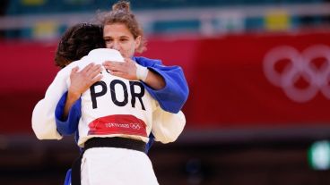 Paula Pareto se abraza con la portuguesa Catarina Costa.