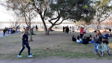 Mucha gente en los parques este domingo.