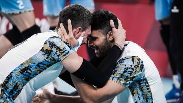 Facundo Conte abraza a Sebastián Solé tras la histórica victoria ante Italia por los cuartos de final.