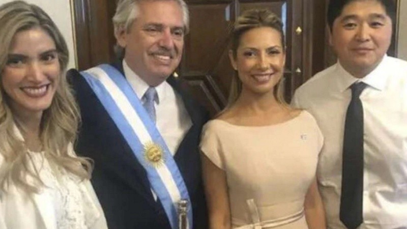 Chien Chia Hong, el novio empresario de Sofía Pacchi junto a la pareja presidencial. 