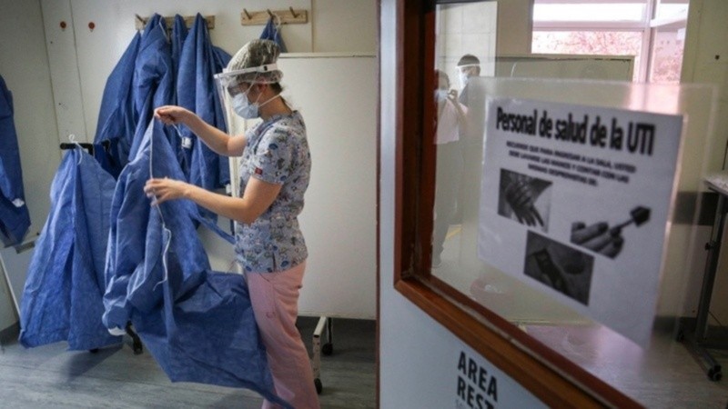 Un trabajador de la salud de Rosario al salir de la terapia intensiva.