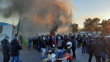 Los trabajadores de Dow montaron una protesta sobre al acceso de la planta.