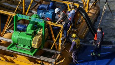 La bomba de impulsión fue alquilada y se añade a otra ya instalada. Faltan llegar dos más.