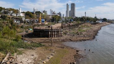 Frente a la planta, la caleta de Naútico se quedó sin nivel mínimo para operar.