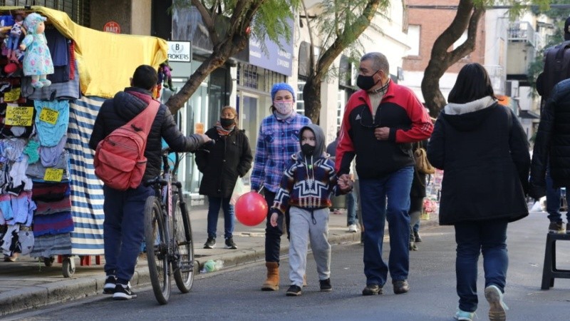 La gente desafía el frío y la crisis para comprarle regalos a los chicos. 