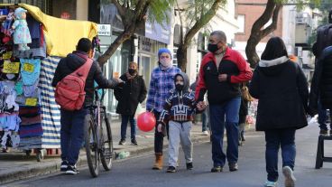 La gente desafía el frío y la crisis para comprarle regalos a los chicos.