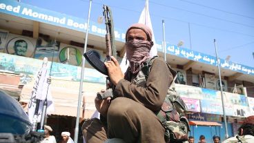 Los combatientes talibanes patrullan en Jalalabad.