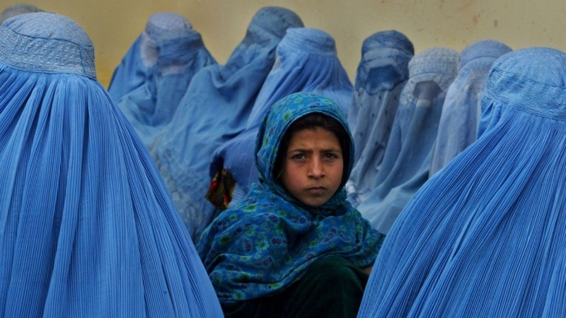 Uno de los requisitos es que las mujeres lleven un velo largo (Burka), que las cubra de la cabeza a los pies.