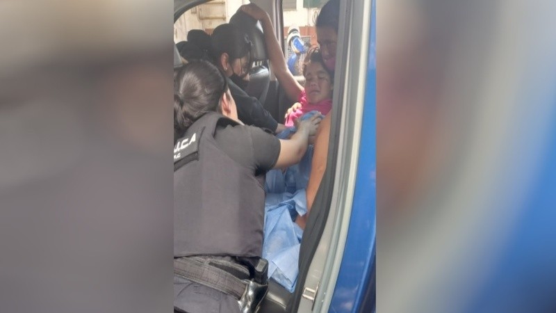 La mujer dio a luz en el móvil policial. 