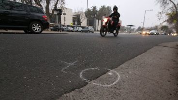 Los balazos impactaron también en la calle.