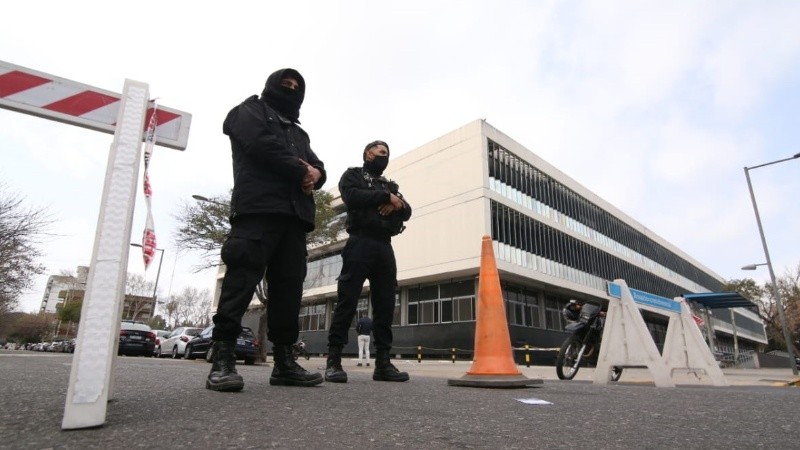 El operativo montado sobre el Centro de Justicia penal, después del ataque.