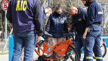 Los agentes de la AIC alrededor de la bicicleta.