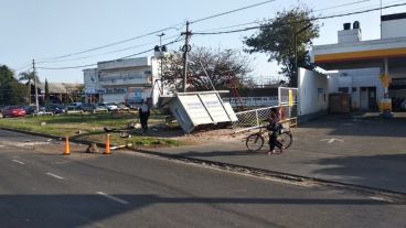 El quiosco de diarios destruido tras el choque.