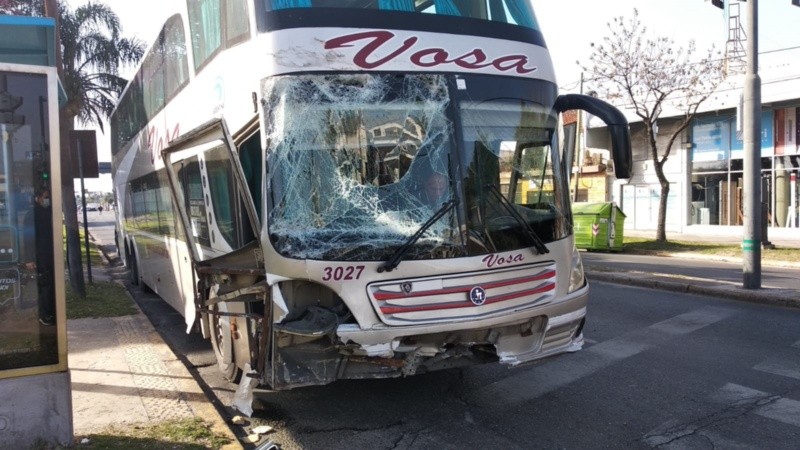 La parte delantera del micro luego del siniestro vial.