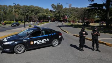 Efectivos policiales en la zona del estadio.