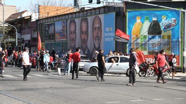 La caravana rojinegra, por avenida Presidente Perón hasta el Parque.