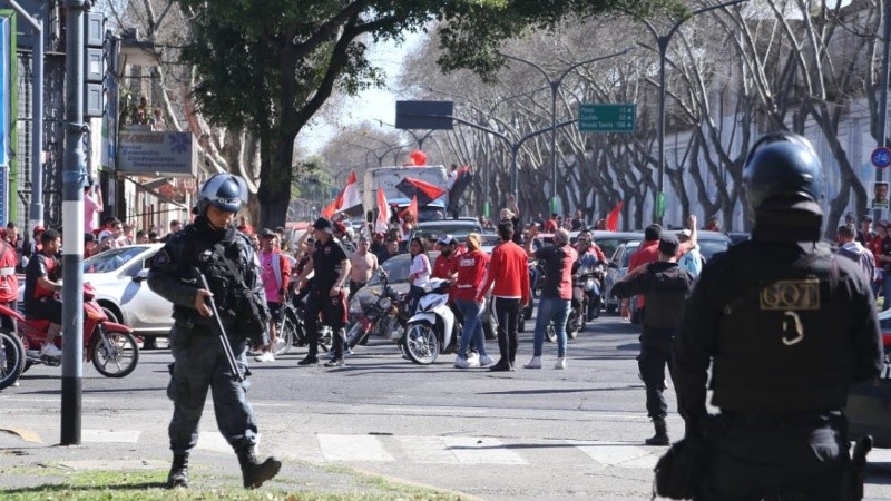 La caravana rojinegra, por avenida Presidente Perón hasta el Parque.