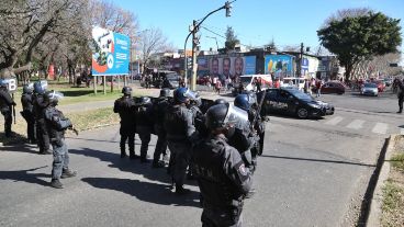 La caravana rojinegra, por avenida Presidente Perón hasta el Parque.