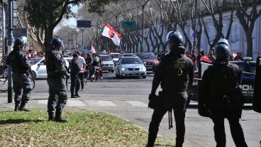 La caravana rojinegra, por avenida Presidente Perón hasta el Parque.