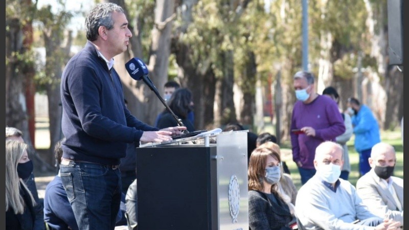 El intendente estuvo presente en el polideportivo de Seguí al 5400.