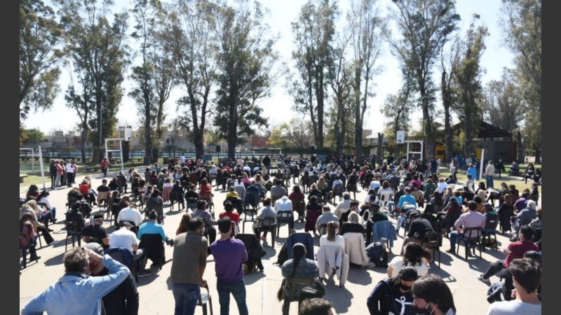 El playón del polideportivo estuvo lleno de gente escuchando al mandatario rosarino.