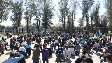 El playón del polideportivo estuvo lleno de gente escuchando al mandatario rosarino.