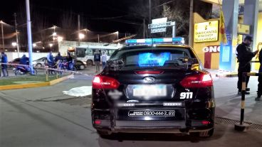 El cuerpo de la víctima yacía en el playón, cerca de los surtidores.