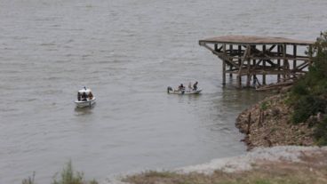 Prefectura y lanchas particulares buscaban al joven en el río