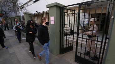 Largas filas en las puertas de los establecimientos de votación este domingo